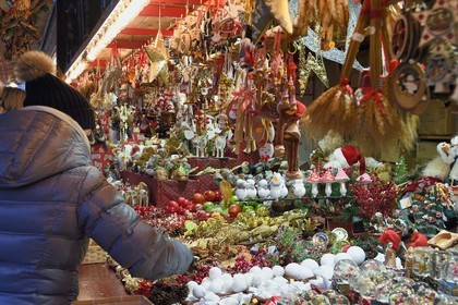 France, Bas-Rhin (67), Strasbourg, vieille ville classée au Patrimoine Mondial de l’UNESCO, vente de boules et autres décorations de Noël sur le stand de la famille Hoffmann au Marché de Noel (Christkindelsmarik) de la place Broglie