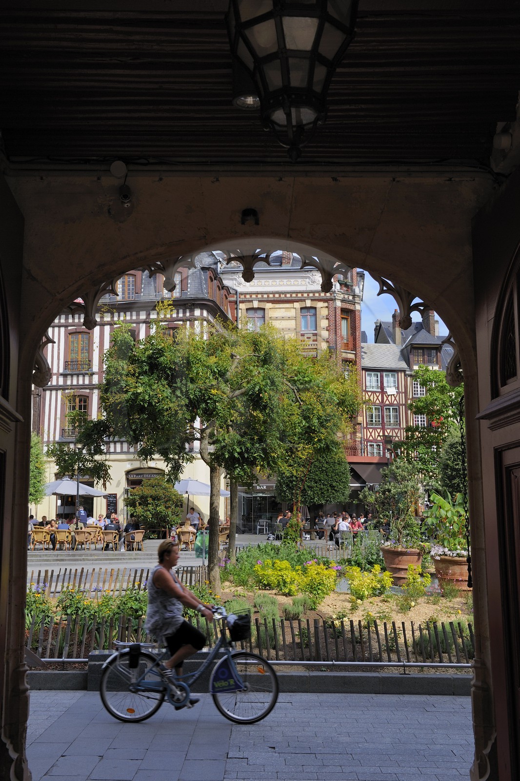 France, Seine-Maritime (76), Rouen, place de la Pucelle, Hôtel de Bourgtheroulde a été bati dans la première moitié du XVIe siècle par Guillaume Le Roux et présente les influences conjointes du gothique flamboyant et de la Renaissance