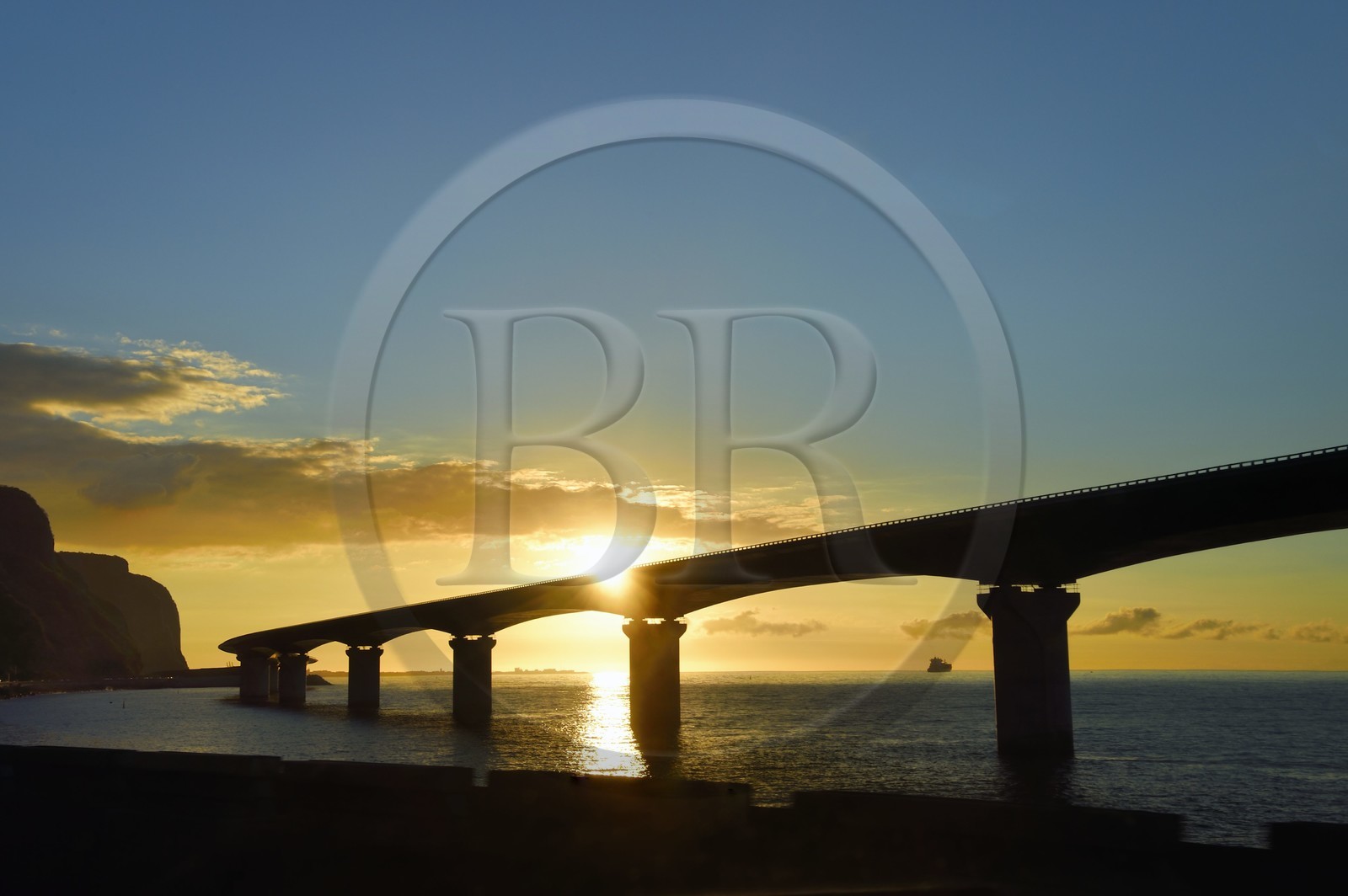 France, Ile de la Reunion, La Possession,le viaduc 5400 de la Nouvelle Route du Littoral (NRL), long de 5 409m et large de 28,90m est le plus grand viaduc en mer de France, il s’appuie sur 48 piles pour relier Saint-Denis à la Grande Chaloupe