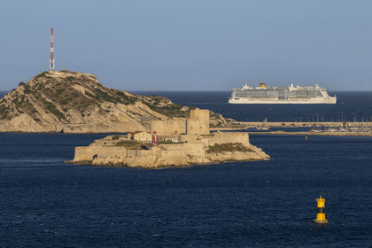 France, Bouches-du-Rhône (13), Marseille, Parc National des Calanques, Archipel des Iles du Frioul, arrivée d'un bateau de croisière Costa au petit matin et le chateau d'If en premier plan