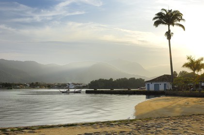 Brésil,  Etat de Rio de Janeiro, Paraty, ville coloniale fondée en 1667 pour exporter l'or brésilien, plage sur le port (Route de l'or, Estrada Real)