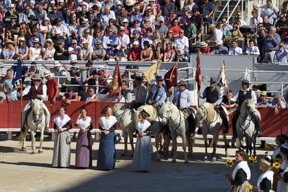 France, Bouches-du-Rhône (13), Arles, la course camarguaise  de la Cocarde d'Or aux Arènes, la Reine d'Arles (en robe bleue) ouvre la course avec les manadiers