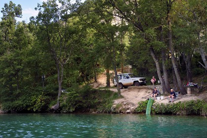 France, Alpes-de-Haute-Provence (04), Parc Naturel Régional du Verdon, Basses Gorges du Verdon en aval du lac de Sainte Croix, pecheurs en bordure du Verdon