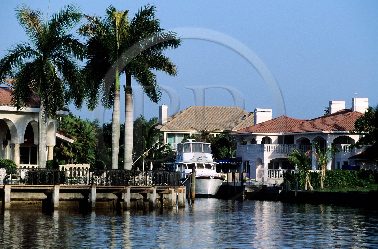 Etats-Unis, Floride, ville de Boca Raton, belles demeures derrière Spanish River Park