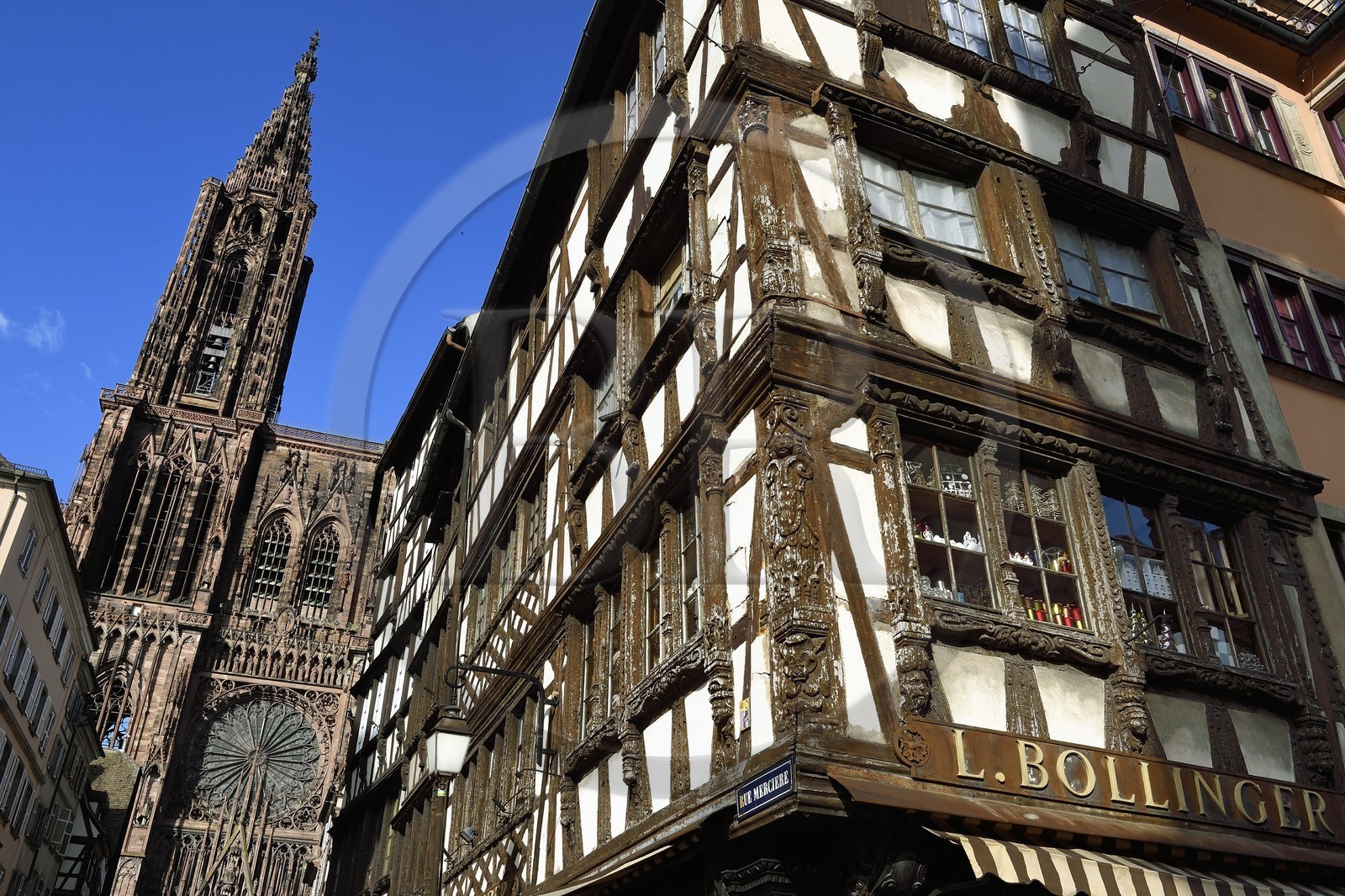 France, Bas-Rhin (67), Strasbourg, vieille ville classée au Patrimoine Mondial de l'UNESCO, la maison Bollinger à pans de bois sculptés dans la rue Mercière et la cathédrale Notre-Dame