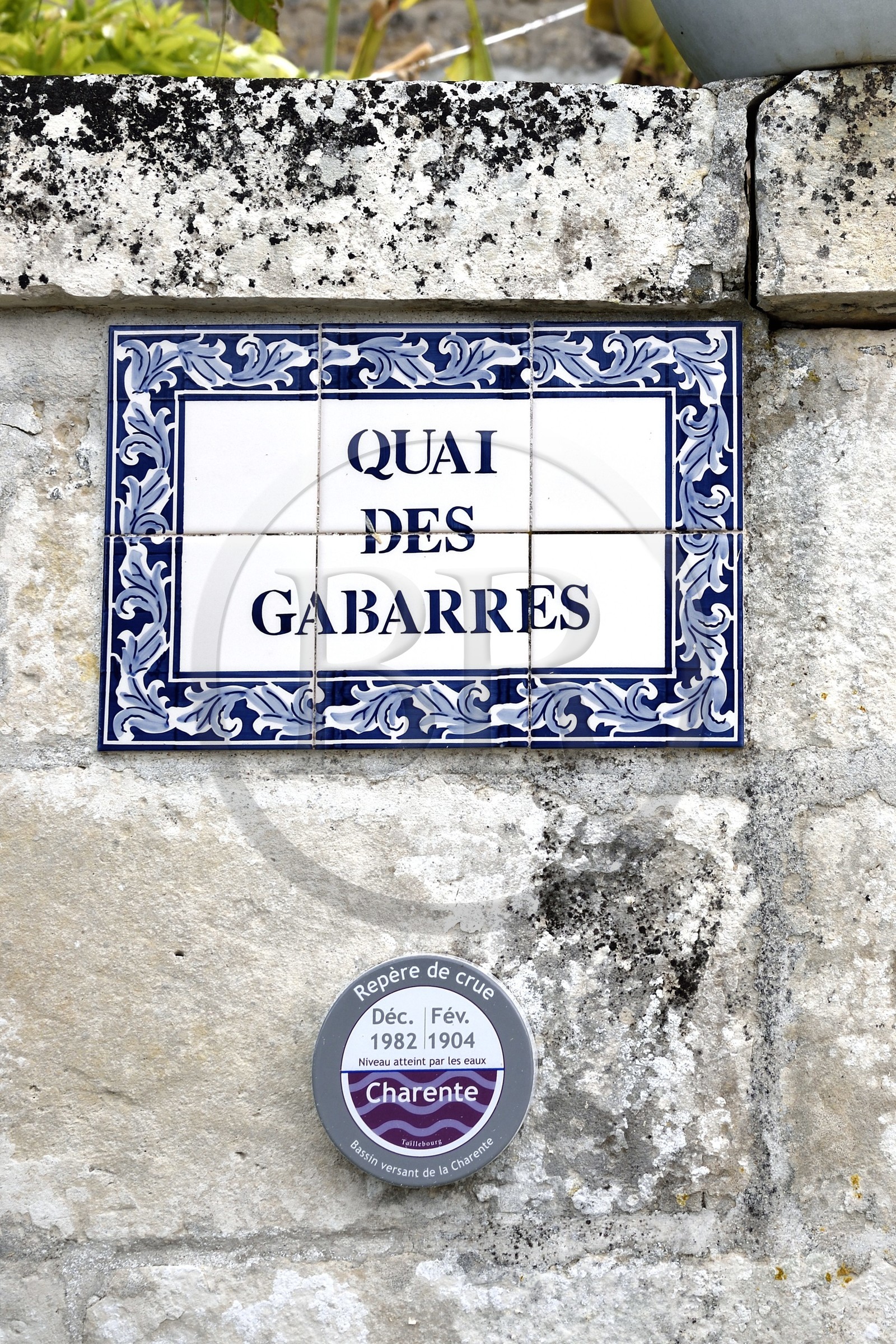 France, Charente-Maritime (17), Saintonge, Taillebourg, plaque de rue Quai des Gabarres et repère de crue de la Charente