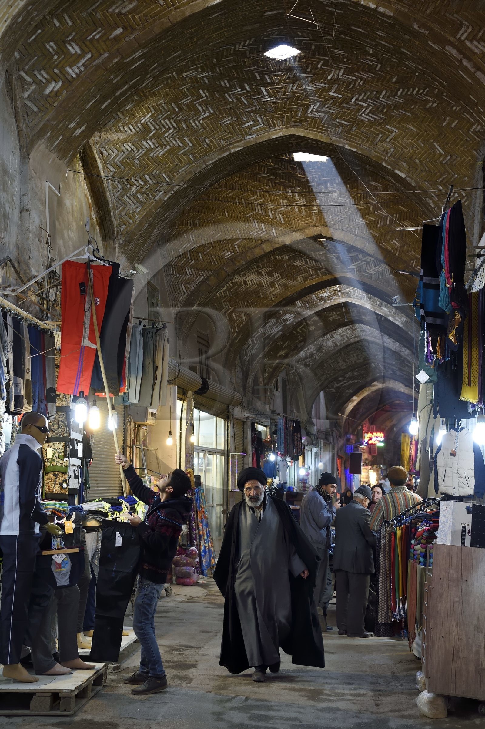Iran, province d'Ispahan, Ispahan, mollah dans le Bazar-e Bozorg (Grand Bazar), immense bazar couvert qui remonte à près de 1300 ans, magasin de vetements