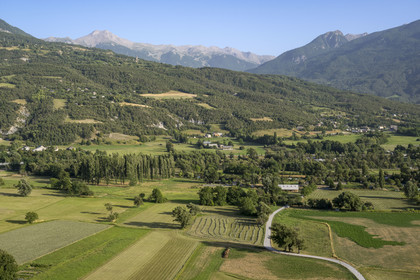 France, Hautes Alpes (05), Embrun, vue sur la vallée de la Durance et les massifs au Sud de la ville depuis la Promenade du bord du Roc sur les remparts
