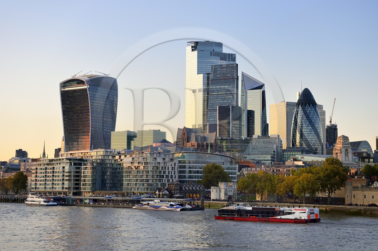 Royaume-Uni, Londres, les rives de la Tamise, la City avec ses gratte-ciel, la tour dénommée le Talkie Walkie conçue par l'architecte Rafael Vinoly, la tour Le 30 St Mary Axe ou Swiss Re Building appelée aussi le cornichon concue par l'architecte Norman Foster
