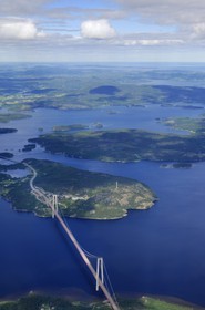 Suède, Västernorrlands, pont suspendu de la Haute Côte (Höga Kusten Bridge) sur la route européenne 4 au nord de Härnösand (vue aérienne)
