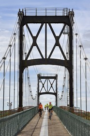 France, Charente-Maritime (17), Saintonge, Tonnay-Charente, cyclistes  traversant le pont suspendu construit en 1842