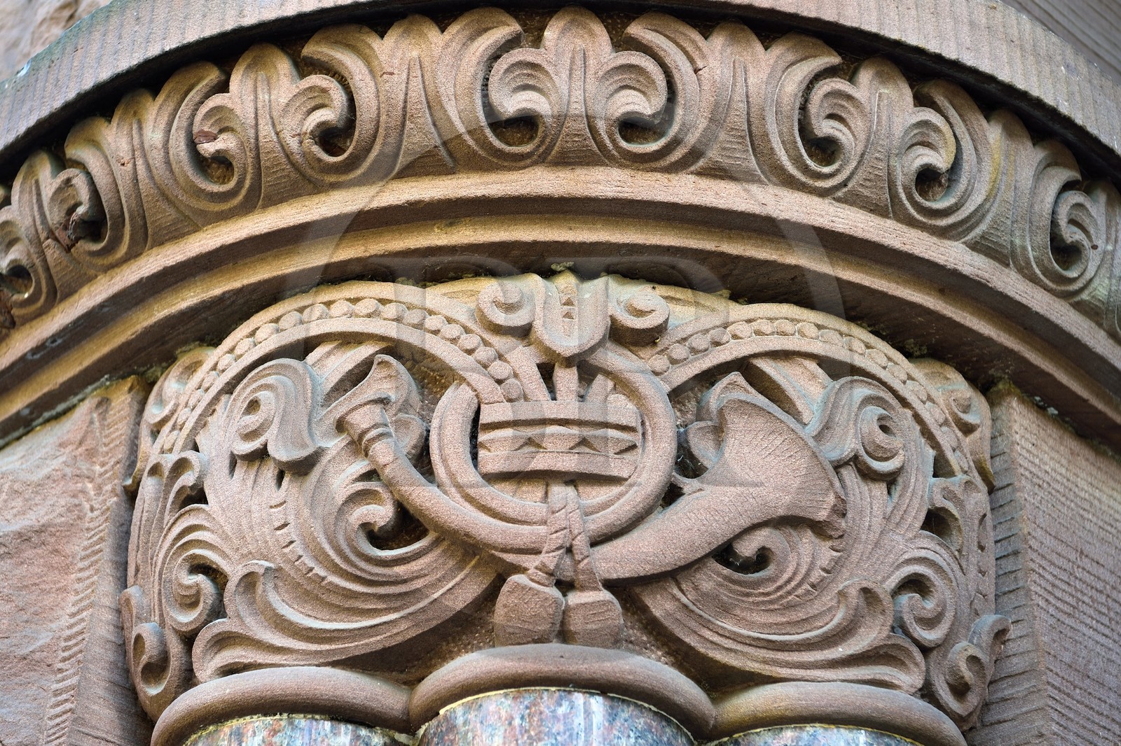 France, Moselle (57), Metz, quartier impérial, ancienne poste centrale, batiment de style néoroman construit en 1905, fronton de colonne représentant un cor de poste (ou cor de postillon)
