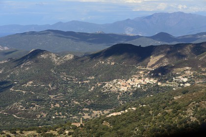 France, Haute-Corse (2B), Balagne, village perché de Belgodère et l'ancien couvent de tuani en premier plan