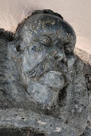 France, Var (83), Saint-Tropez, le porche de la maison dite du Turc rue du général Allard en pierre serpentine