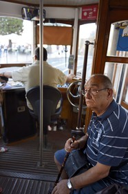 Portugal, Lisbonne, quartier de l'Alfama, à l'intérieur d'un vieux tramway (electricos)