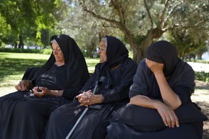 Portugal, Lisbonne, Bélem, femmes en noir dans le parc face au Monastere des Hiéronymites (Mosteiro dos Jerónimos)