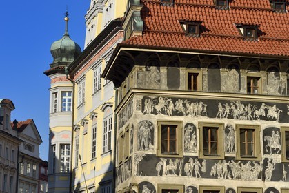 République Tchèque, Prague, centre historique classé Patrimoine Mondial de l' UNESCO, place de la Vieille Ville (Staromestske nam) dans Stare Mesto, maison dite A la minute (U Minuty) avec ornementation par sgraffite