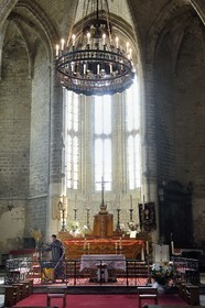 France, Haute-Loire (43), Parc naturel régional Livradois-Forez, abbaye de La Chaise-Dieu, l'église abbatiale Saint-Robert, un frère passe l'aspirateur autour de l'autel