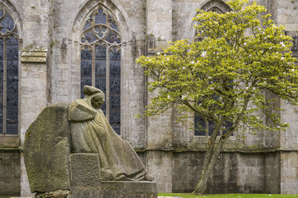 France, Côtes-d'Armor (22), Tréguier, cathédrale Saint-Tugdual, monument aux morts La Douleur du sculpteur Francis Renaud représentant une bretonne vêtue de la mante traditionelle des veuves avec la coiffe Toukenn