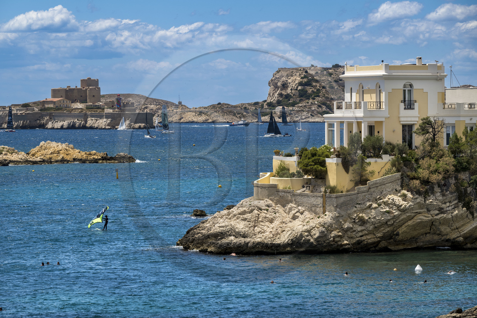 France, Bouches-du-Rhône (13), Marseille, quartier d'Endoume, Malmousque, Anse de Maldormé dominé par la Villa Petite Ourse, le Chateau d'If et l'Archipel des îles du Frioul en arrière plan