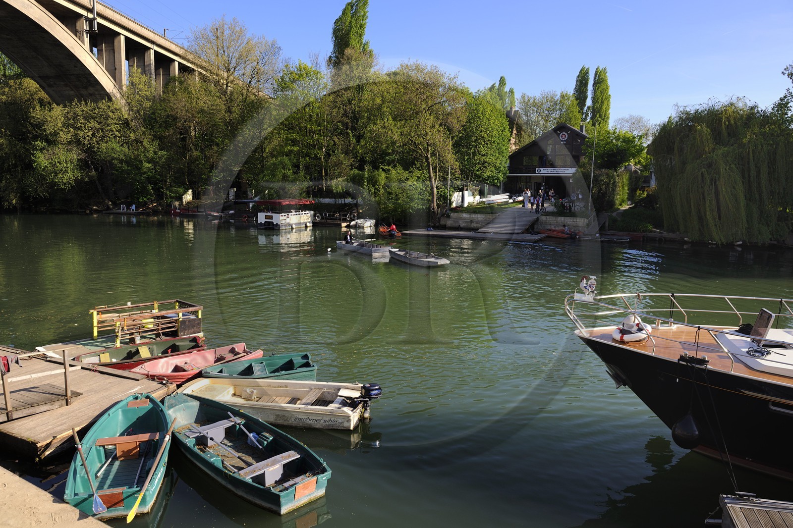 France, Val-de-Marne (94), les bords de Marne, la Societe d’Encouragement du Sport Nautique de Nogent-sur-Marne sur l'Ile des loups sous le viaduc du pont de Mulhouse