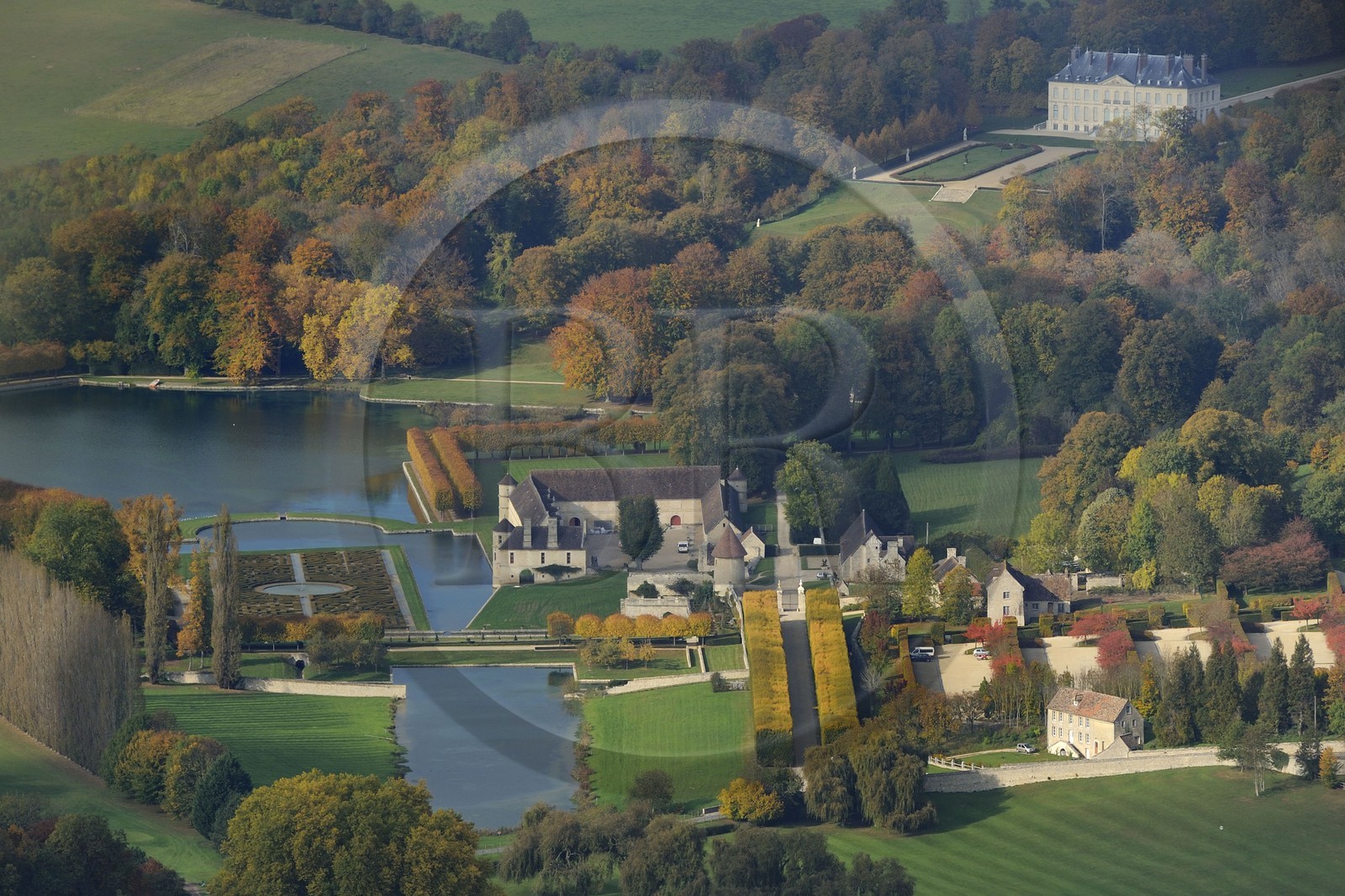 France, Val d'Oise (95), Chaussy, parc naturel du Vexin français, domaine de Villarceaux, manoir de Ninon de Lenclos (vue aérienne)