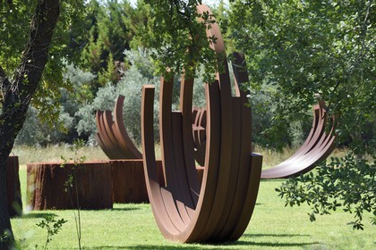 France, Var (83), Le Muy, Fondation Bernar Venet, arches métalliques de Bernar Venet disséminées dans le parc