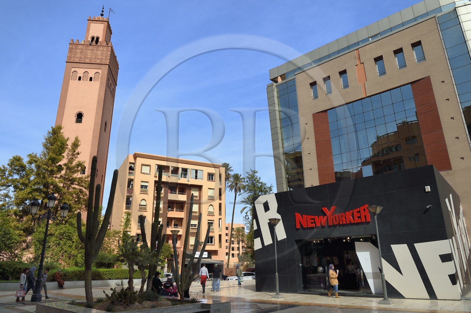 Maroc, Haut-Atlas, Marrakech, ville impériale, quartier moderne, quartier de Gueliz, boutique de style occidental et la mosquée Hassan II (mosquée de Turquie) rue El Imam Malik à côté de la place du 16 novembre