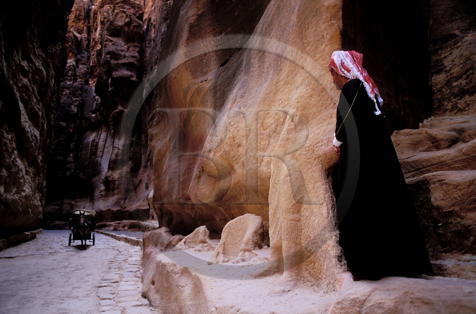 Jordanie, Petra, sculptures grandeur nature d' Un chamelier avec sa bête dans le sîq (découverts 1988)