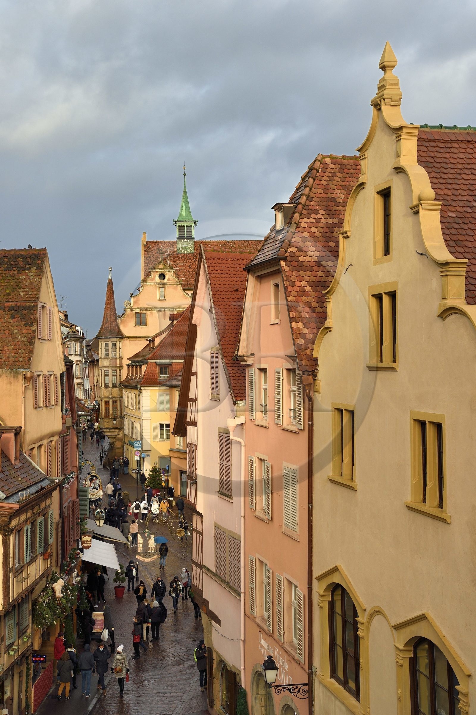 France, Haut-Rhin (68), Colmar, maisons à pignons et maisons à pans de bois dans la Grand Rue avec des décorations de Noël