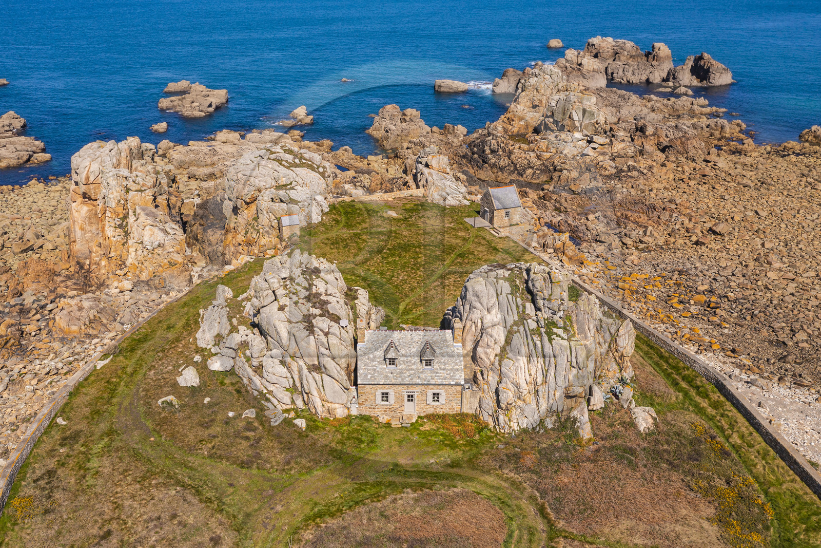 France, Côtes-d'Armor (22), Côte d'Ajoncs, Plougrescant, site du gouffre de Plougrescant, la petite maison de Castel Meur, toute représentation à usage commerciale de cette maison est interdite (vue aérienne)