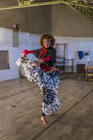France, Hérault (34), Sète, ateliers d'artistes dans les anciens chais Saint-Raphaël reconvertis en friche artistique, l'artiste et danseuse Anna Nagy