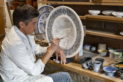 France, Nièvre (58), Nevers, Fayencerie d’art de Nevers, le maître faïencier Clair Bernard dans son atelier rue Sabatier