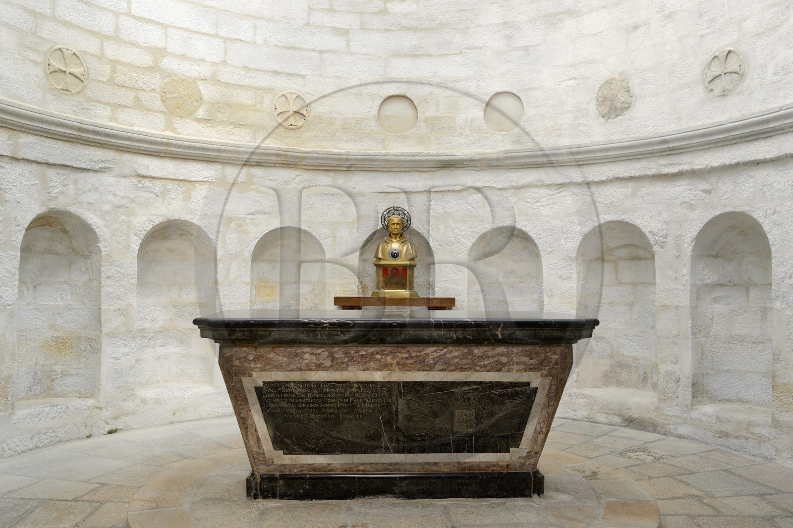 France, Morbihan (56), Golfe du Morbihan, Vannes, cathédrale Saint-Pierre, Chapelle Saint Vincent Ferrier utilisée comme chapelle du Saint-Sacrement, abrite les reliques de Saint Vincent Ferrer y compris son crâne, au centre buste du Saint