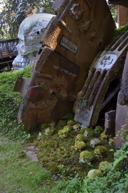 France, Rhône (69), Saint-Romain-au-Mont-d'Or, la Demeure du Chaos, l'œuvre d'art est basé sur la transformation sans fin de la maison du XVIIème siècle de l'artiste plasticien Thierry Ehrmann en une réplique de zone de guerre à l'image du monde présent