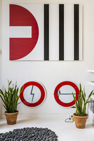 France, Paris (75), l'artiste plasticien Jean-Pierre Raynaud dans son appartement atelier