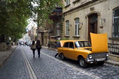Azerbaïdjan, Bakou, Vieille ville, classée au patrimoine mondial de l'UNESCO, voiture de l'époque soviétique