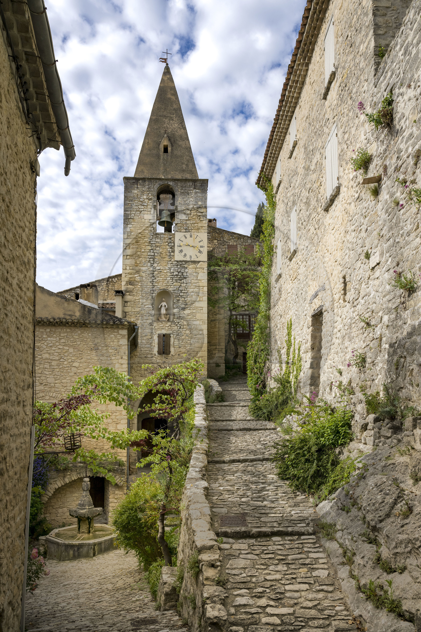 France, Vaucluse (84), Dentelles de Montmirail, Crestet, église Saint-Sauveur-et-Saint-Sixte