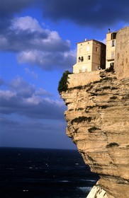 France, Corse-du-Sud (2A), maisons de la vieille ville de Bonifacio perché sur la falaise de calcaire