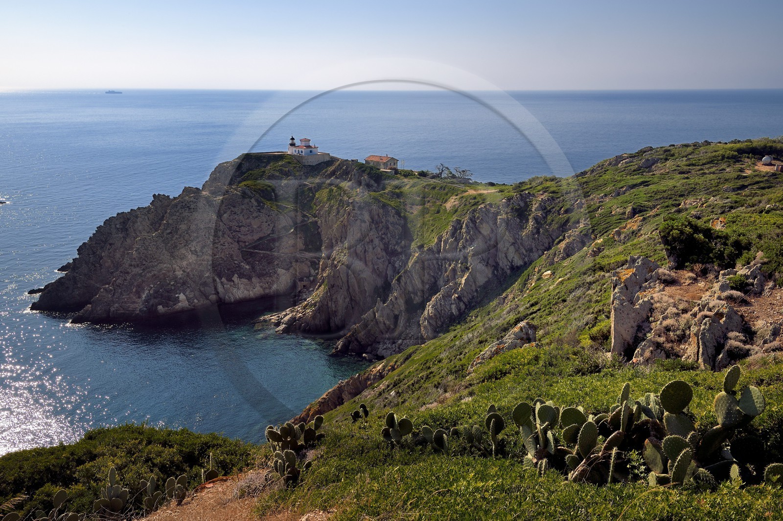 France, Var (83), Iles d'Hyères, Parc national de Port Cros, Ile du Levant, zone militaire, le phare du Titan et le port du Titan à ses pieds au Cap du Pauvre Louis
