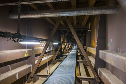 France, Aveyron (12), parc naturel régional des Grands Causses, Millau, le viaduc de Millau des architectes Michel Virlogeux et Norman Foster, intérieur du tablier de 32m de large qui soutient l'autoroute