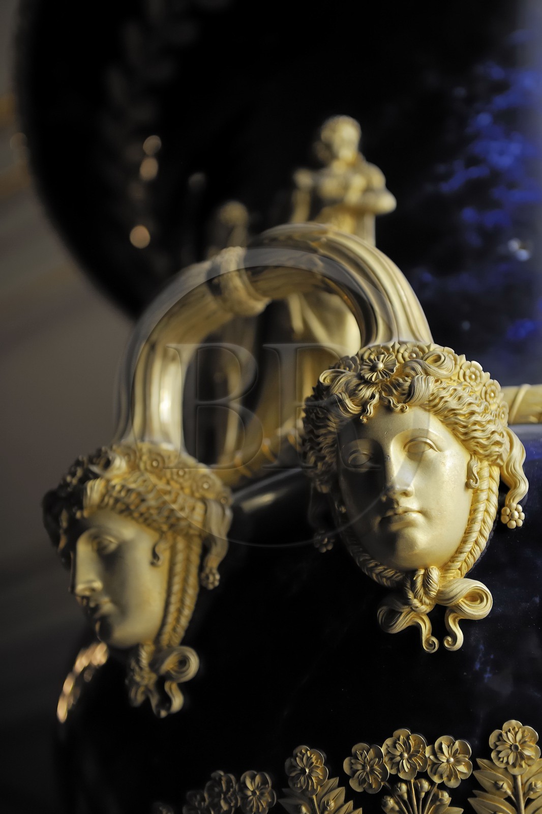 France, Yvelines (78), château de Versailles, classé Patrimoine Mondial de l'UNESCO, vase de Sèvre de style Empire offert pour le mariage de Napoléon et de Marie-Louise dans le Musée parlant (parcours audiovisuel dans l'Histoire de France)