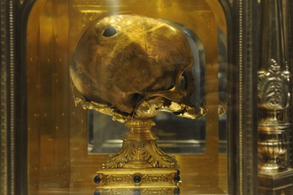 France, Manche (50), Avranches, église Saint-Gervais, relique du crâne de Saint Aubert le fondateur du Mont Saint Michel où l'on distingue le trou laissé par le doigt de l'Archange