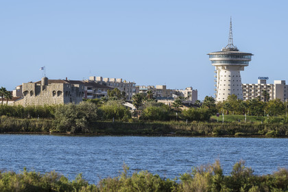 France, Hérault (34), Palavas-Les-Flots, la redoute de Ballestras à gauche et le Phare de la Méditerranée à droite