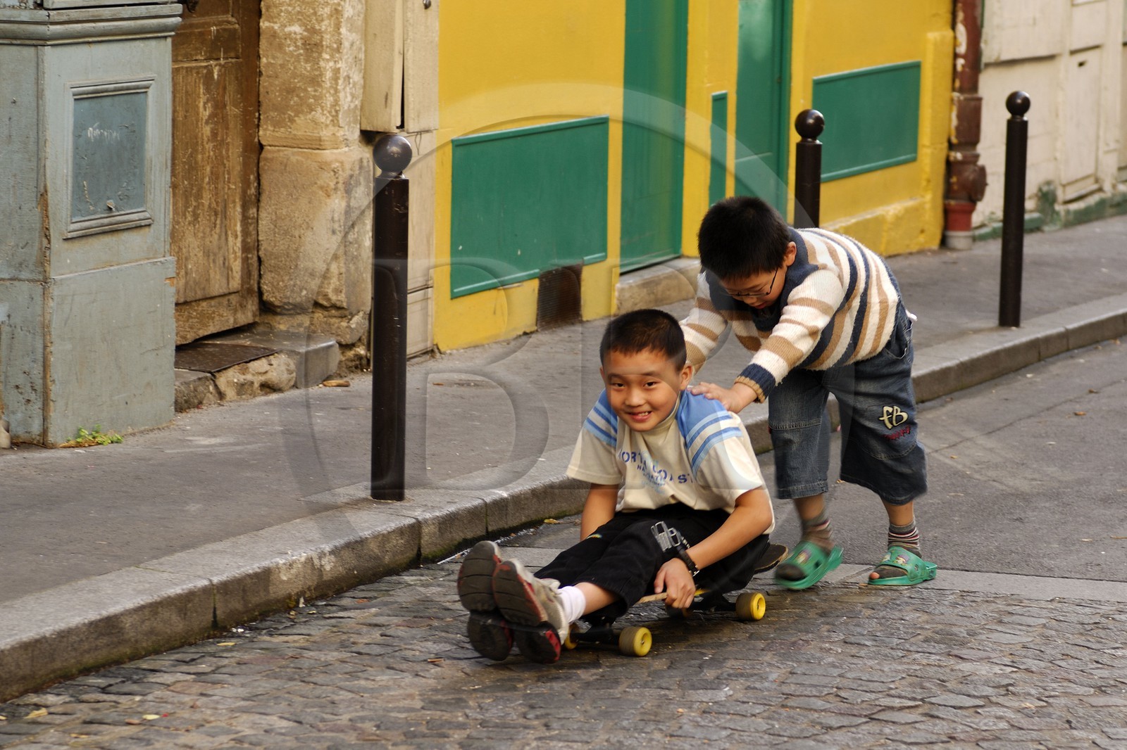France, Paris (75), jeux d'enfants dans les rues du 10ème arrondissement