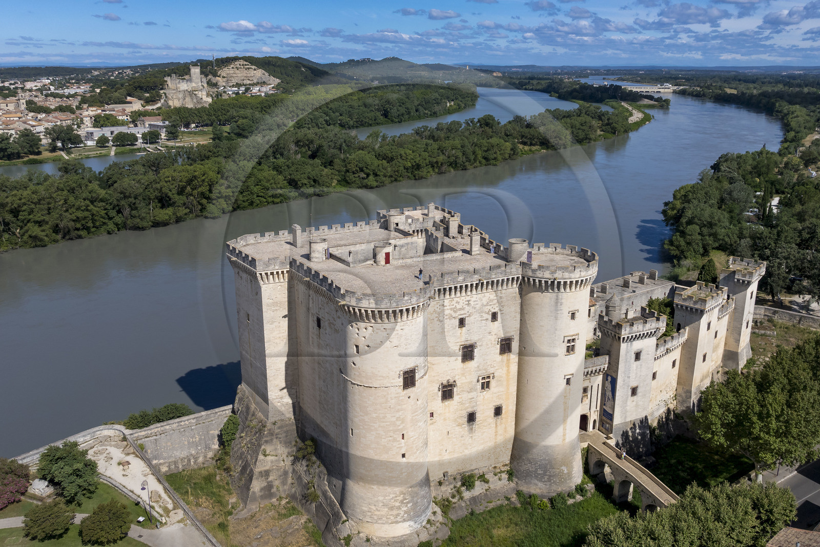 France, Bouches-du-Rhône (13), Tarascon, le chateau du roi René datant du XVe siècle en bordure du Rhone et la forteresse de Beaucaire en arrière plan sur l'autre rive (vue aérienne)