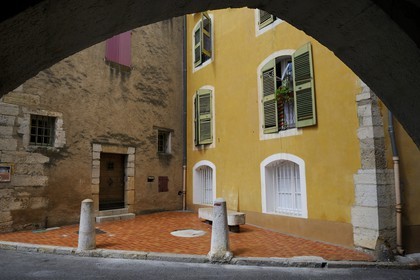 France, Var (83), Provence Verte, Saint-Maximin-la-Sainte-Baume, maisons medievales et arcades