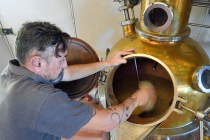 France, Ile de la Reunion, La Saline, La Part des Anges Distillation, remplissage de l'alambic électrique avec l'ananas fermenté pour la triple distillation de l'eau de vie