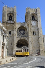 Portugal, Lisbonne, quartier de l'Alfama, tramway le long du Largo da Sé et la cathédrale Se Patriarcal en arrière-plan