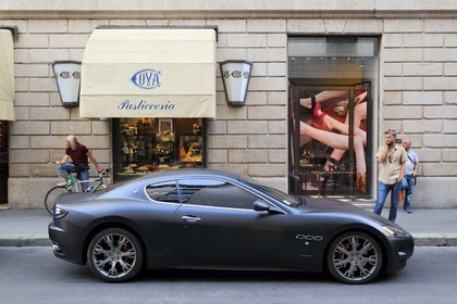 Italie, Lombardie, Milan, Quadrilatère de la mode, Maserati GranTurismo dessinée par Sergio Pininfarina devant la pâtisserie historique Cova fondée en 1817